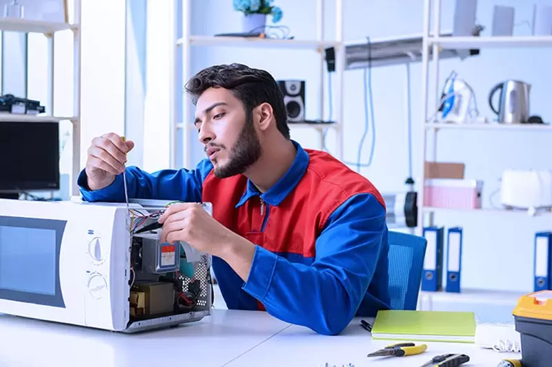 خدمات تعمیر مایکروویو و سولاردام در اردبیل ✔️ شامل تعمیر مگنترون، ترانس، برد، المنت و رفع مشکل گرم نکردن یا جرقه زدن دستگاه در محل مشتری
